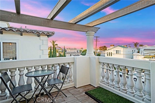 Peek-a-boo ocean view and incredible sunsets. Grill with the natural gas hookups!