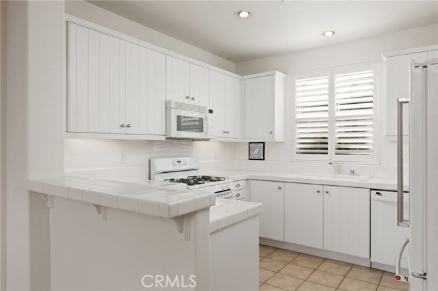 Plenty of cabinets with space above for your cookbook collection.