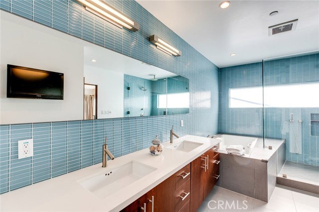 113 El Porto Street, Manhattan Beach, California 90266, 4 Bedrooms Bedrooms, ,2 BathroomsBathrooms,Residential,Sold,El Porto,SB19022186