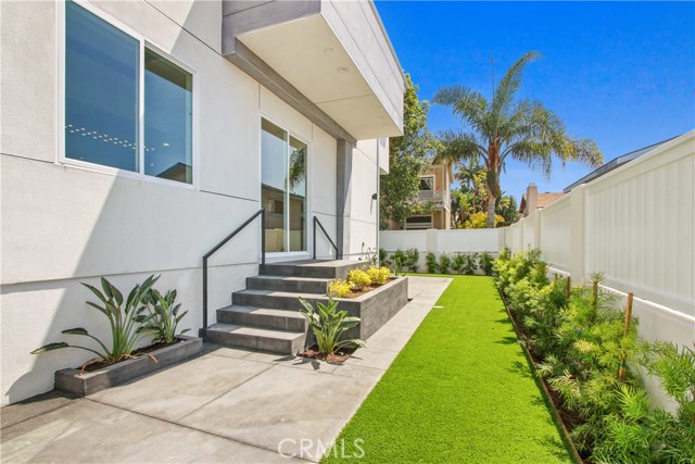 BackYard with Privacy Screens