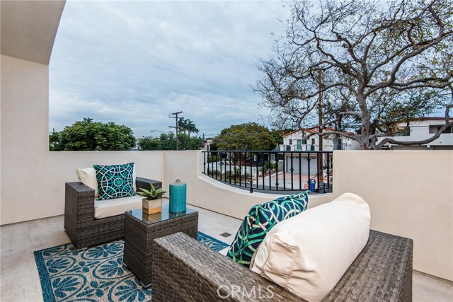 105 Juanita Avenue, Redondo Beach, California 90277, 4 Bedrooms Bedrooms, ,3 BathroomsBathrooms,Residential,Sold,Juanita,SB17254045