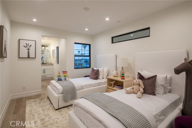 1761 11th Street, Manhattan Beach, California 90266, 5 Bedrooms Bedrooms, ,4 BathroomsBathrooms,Residential,Sold,11th,SB19152576