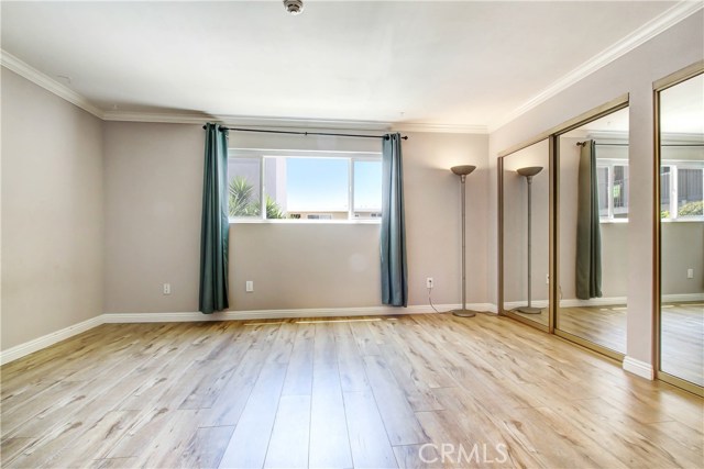 GOOD SIZED BEDROOM WITH LAMINATE FLOORING , DUAL PANED WINDOWS AND MIRRORED CLOSET DOORS GOOD SIZED BEDROOM WITH LAMINATE FLOORING , DUAL PANED WINDOWS AND MIRRORED CLOSET DOORS