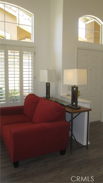 CATHEDRAL CEILINGS - LOTS OF NATURAL LIGHT - LAMINATE FLOORING