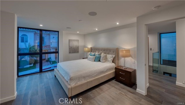 946 8th Street, Hermosa Beach, California 90254, 4 Bedrooms Bedrooms, ,3 BathroomsBathrooms,Residential,Sold,8th,SB20005641