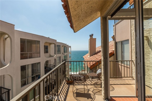 You really feel like you're right on the sand from this downstairs deck.