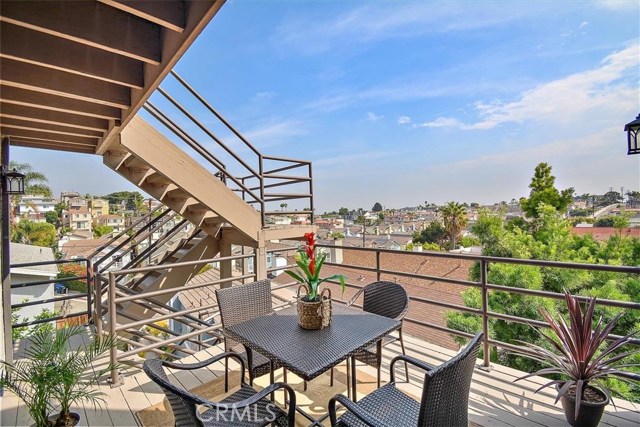 1287 7th Place, Hermosa Beach, California 90254, 4 Bedrooms Bedrooms, ,3 BathroomsBathrooms,Residential,Sold,7th,TR19240895