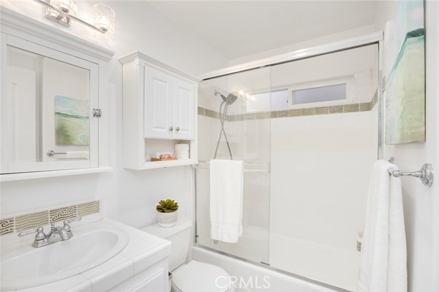 220 4th Street, Hermosa Beach, California 90254, 3 Bedrooms Bedrooms, ,4 BathroomsBathrooms,Residential,Sold,4th,PW18290182