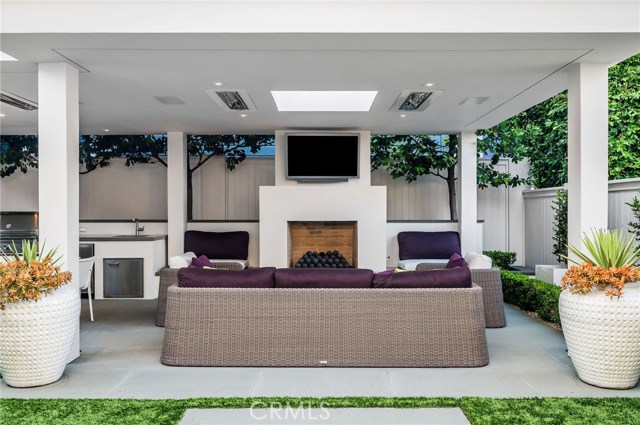 Sleek Outdoor Living Space Design