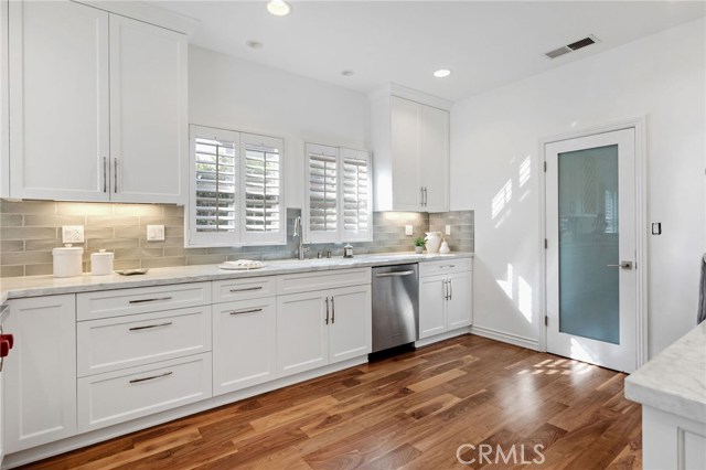 Gorgeous White and Bright Kitchen with Walk-in Pantry!