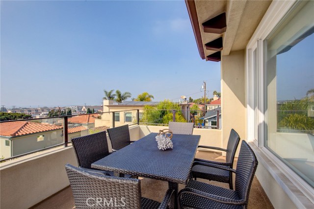 931 1st Street, Hermosa Beach, California 90254, 3 Bedrooms Bedrooms, ,2 BathroomsBathrooms,Residential,Sold,1st,SB19229555