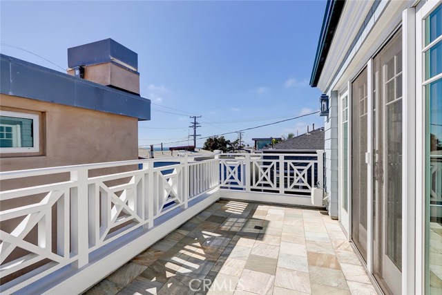 125 8th Street, Manhattan Beach, California 90266, 5 Bedrooms Bedrooms, ,3 BathroomsBathrooms,Residential,Sold,8th,SB20095867