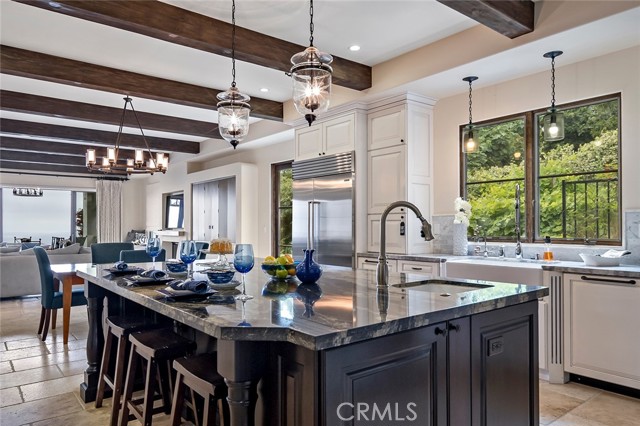 Large kitchen Isle in Gourmet Kitchen