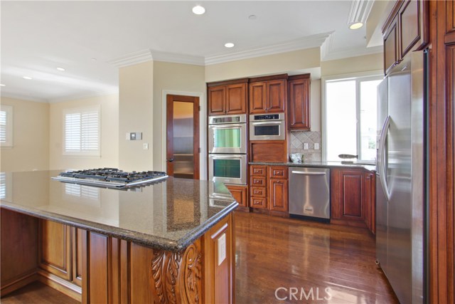 BEAUTIFUL KITCHEN WITH GRANITE ISLAND & COOK TOP.