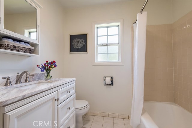 The hall bath between the front bedrooms