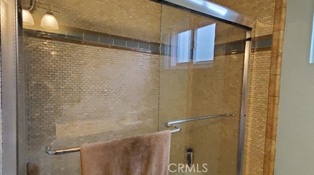 Beautifully Upgraded Tiled Bathtub in Upper Unit