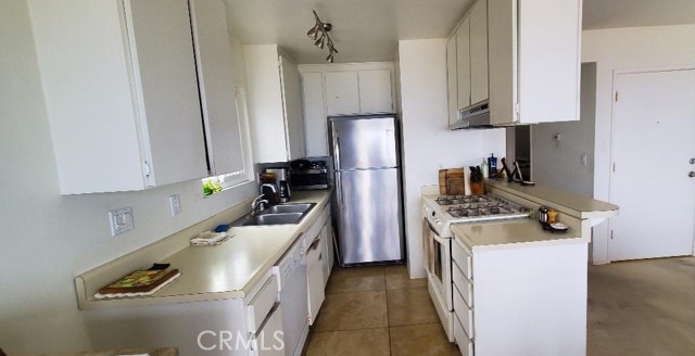 Upper Unit Kitchen with Refrigeratior, Dishwasher and Drop-in Stove and Breakast Bar