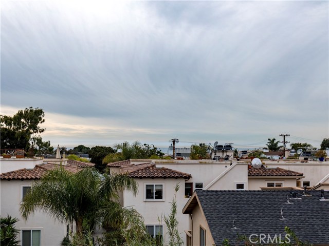 647 1st Place, Hermosa Beach, California 90254, 3 Bedrooms Bedrooms, ,2 BathroomsBathrooms,Residential,Sold,1st,SB19033605