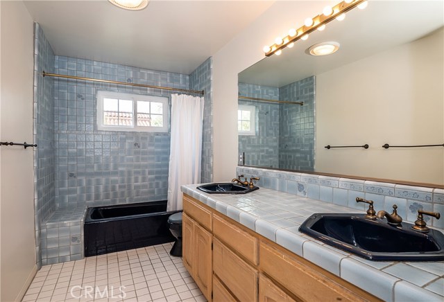 Upstairs full bathroom