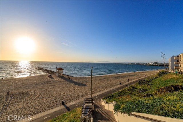 700 Esplanade, Redondo Beach, California 90277, 2 Bedrooms Bedrooms, ,2 BathroomsBathrooms,Residential,Sold,Esplanade,SB19106443