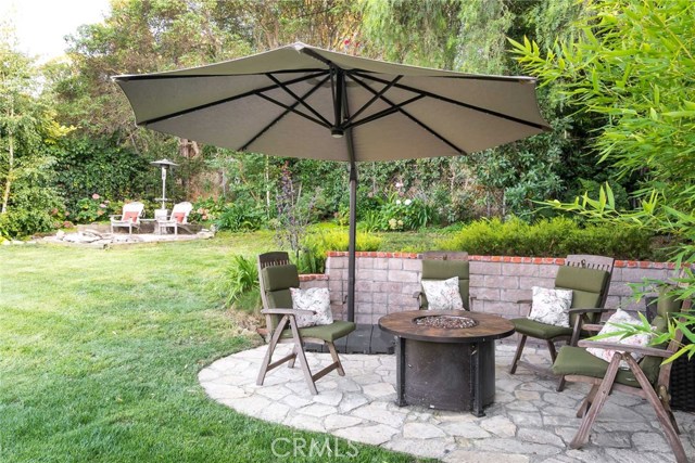 Outdoor Entertaining & Endless Lawn and Gardens