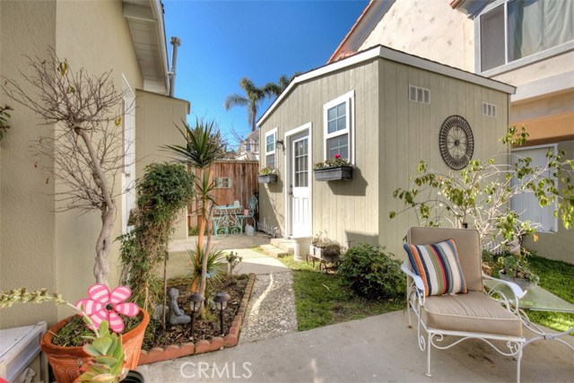 Legal detached building that can be used as a bedroom, office or studio.