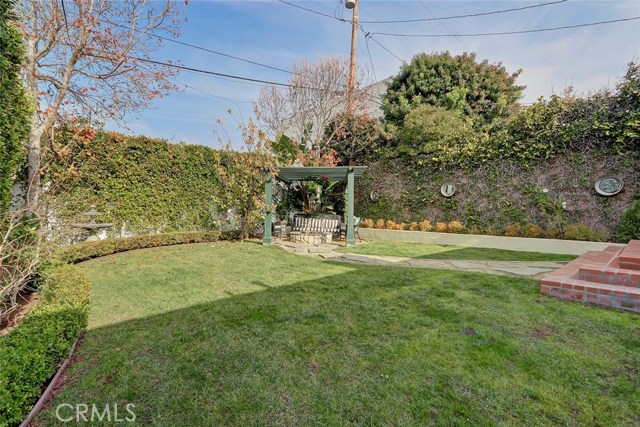 Large spacious back yard