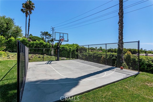 HOW ABOUT A QUICK GAME OF 1 ON 1 WITH AMAZING OCEAN VIEWS IN THE BACKGROUND.