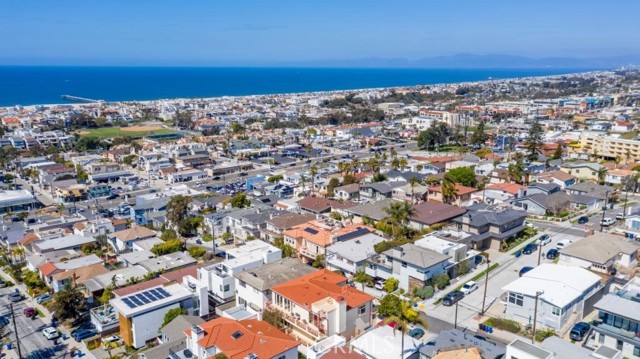 952 8th Street, Hermosa Beach, California 90254, 4 Bedrooms Bedrooms, ,3 BathroomsBathrooms,Residential,Sold,8th,SB20164788