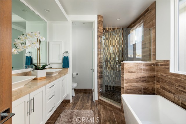 MASTER BATH WITH PRIVATE WATER CLOSET
