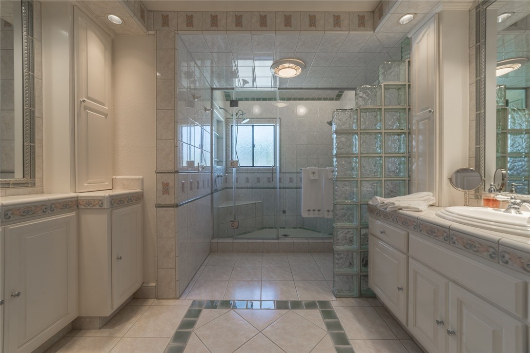 Master bath and enjoy in your luxurious steam bath included...