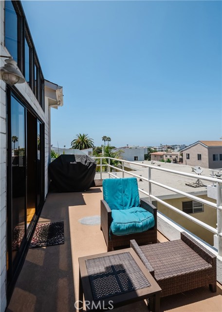 651 4th Street, Hermosa Beach, California 90254, 3 Bedrooms Bedrooms, ,2 BathroomsBathrooms,Residential,Sold,4th,SB20132853