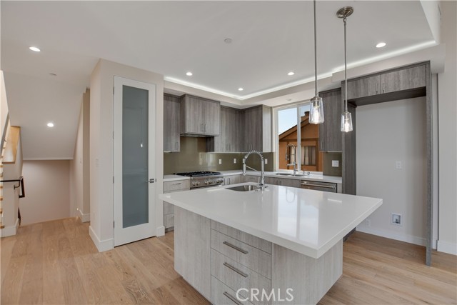KITCHEN ISLAND