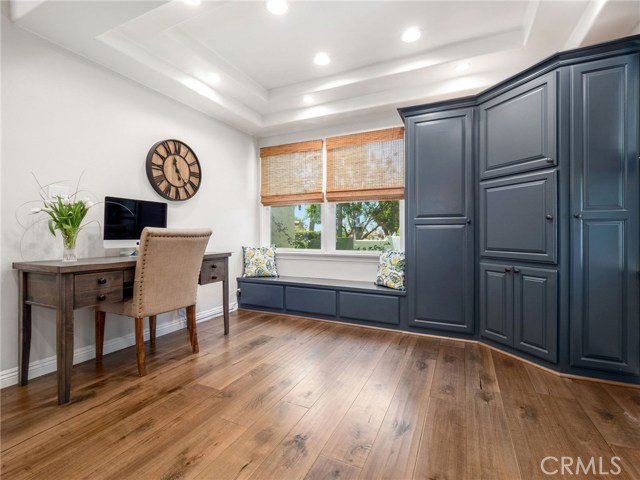 Eat-in kitchen/breakfast nook - used as office nook.