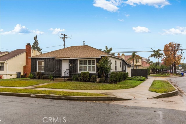 1813 Lynngrove Drive, Manhattan Beach, California 90266, 2 Bedrooms Bedrooms, ,Residential,Sold,Lynngrove,SB18291838