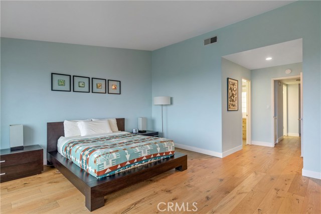 The en-suite grand bedroom has private bath.