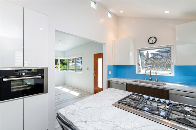 571 33rd Street, Manhattan Beach, California 90266, 2 Bedrooms Bedrooms, ,2 BathroomsBathrooms,Residential,Sold,33rd,SB21059997