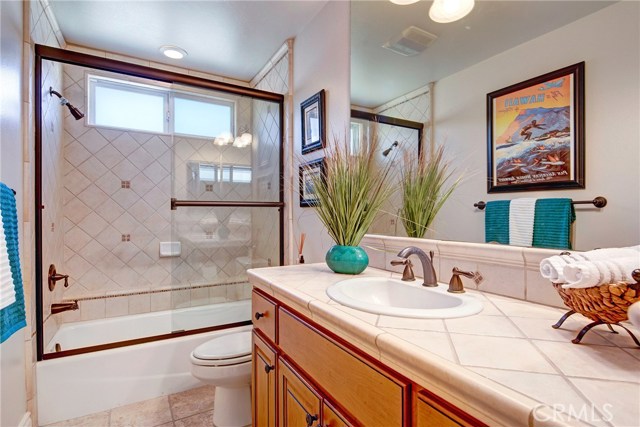 Downstairs full bathroom with shower/tub combo.