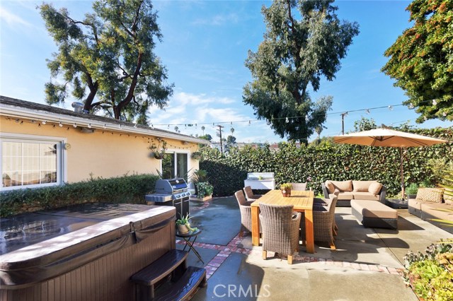 Large yard with spa for 6 people and plenty of entertaining space!