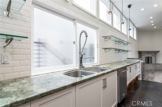 121 35th Street, Manhattan Beach, California 90266, 4 Bedrooms Bedrooms, ,4 BathroomsBathrooms,Residential,Sold,35th,SB19227401