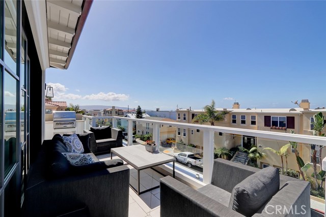 304 3rd Street, Manhattan Beach, California 90266, 4 Bedrooms Bedrooms, ,3 BathroomsBathrooms,Residential,Sold,3rd,SB19234721