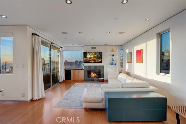 200 38th Street, Manhattan Beach, California 90266, 3 Bedrooms Bedrooms, ,4 BathroomsBathrooms,Residential,Sold,38th,PW21027936