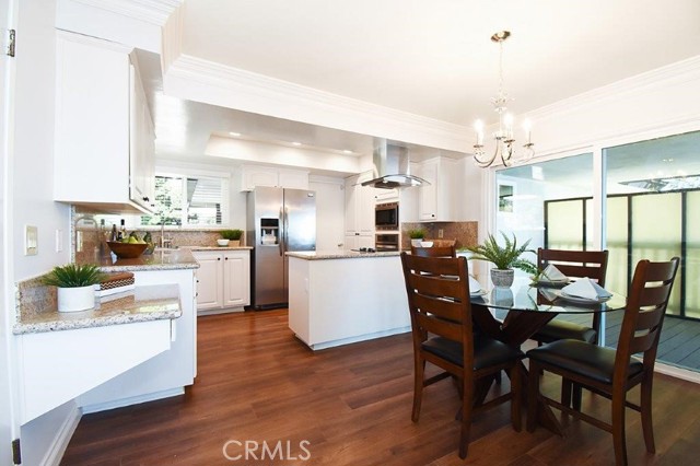 Kitchen & Casual Dining Area