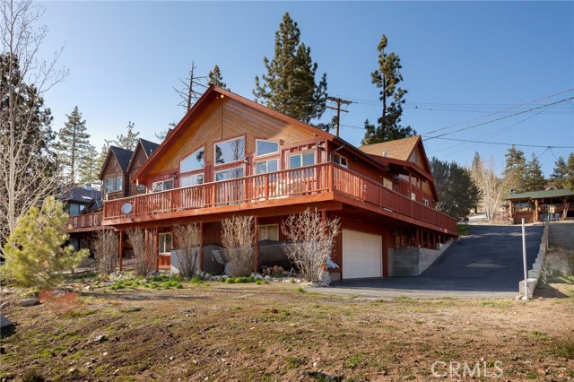 Large wrap around deck to enjoy lake and mountain views.