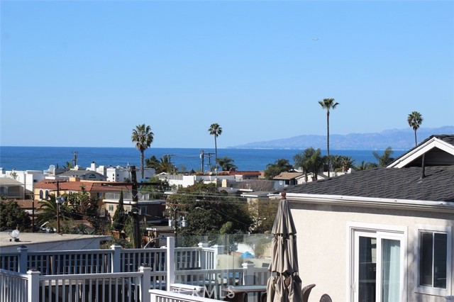 1207 10th Street, Hermosa Beach, California 90254, 4 Bedrooms Bedrooms, ,3 BathroomsBathrooms,Residential,Sold,10th,SB21038861