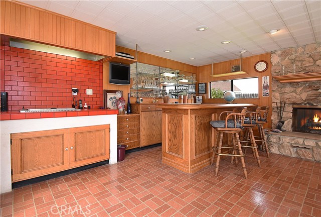 Entertain guests with the convenient indoor BBQ.