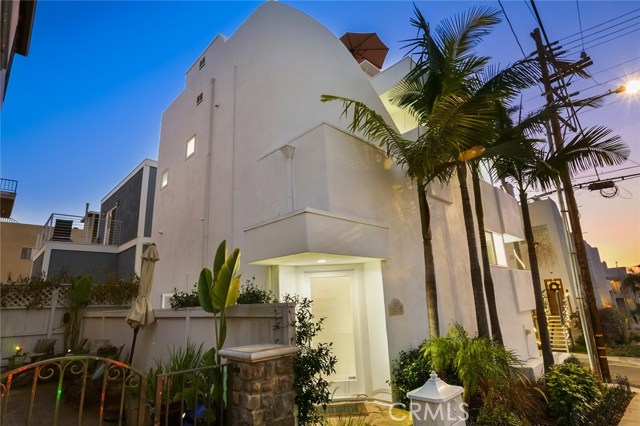 220 4th Street, Hermosa Beach, California 90254, 3 Bedrooms Bedrooms, ,4 BathroomsBathrooms,Residential,Sold,4th,PW18290182