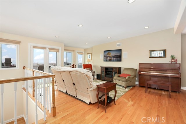 429 Bayview Drive, Hermosa Beach, California 90254, 3 Bedrooms Bedrooms, ,3 BathroomsBathrooms,Residential,Sold,Bayview,SB18034474