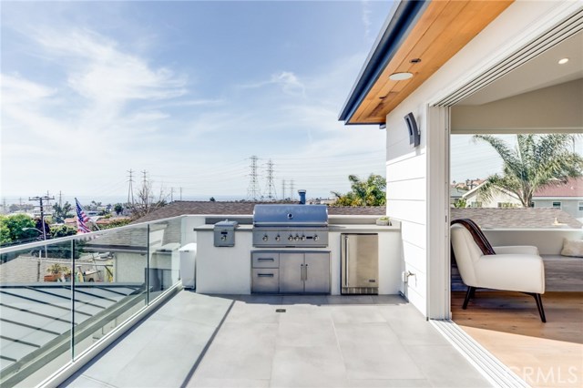 728 Lucia Avenue, Redondo Beach, California 90277, 4 Bedrooms Bedrooms, ,2 BathroomsBathrooms,Residential,Sold,Lucia,SB19142889