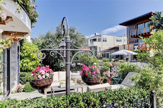 317 9th Street, Manhattan Beach, California 90266, 2 Bedrooms Bedrooms, ,2 BathroomsBathrooms,Residential,Sold,9th,SB20195791